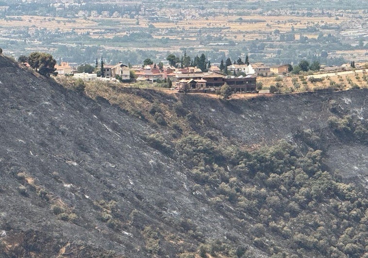 El Infoca refresca la zona del incendio de Fuente de la Bicha para lograr su extinción